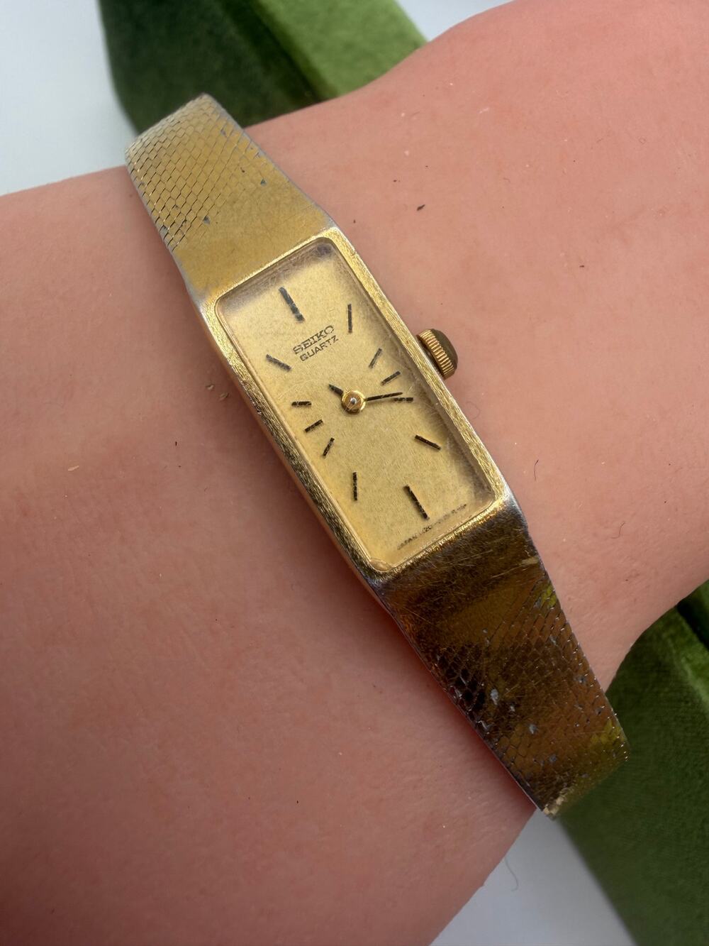 Vintage Womens Watch Gold Tone Seiko Quartz Smooth Reflective Mesh Finish